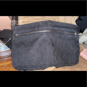 Vintage Gucci pouch, worn & doesn’t come with dust bag.
